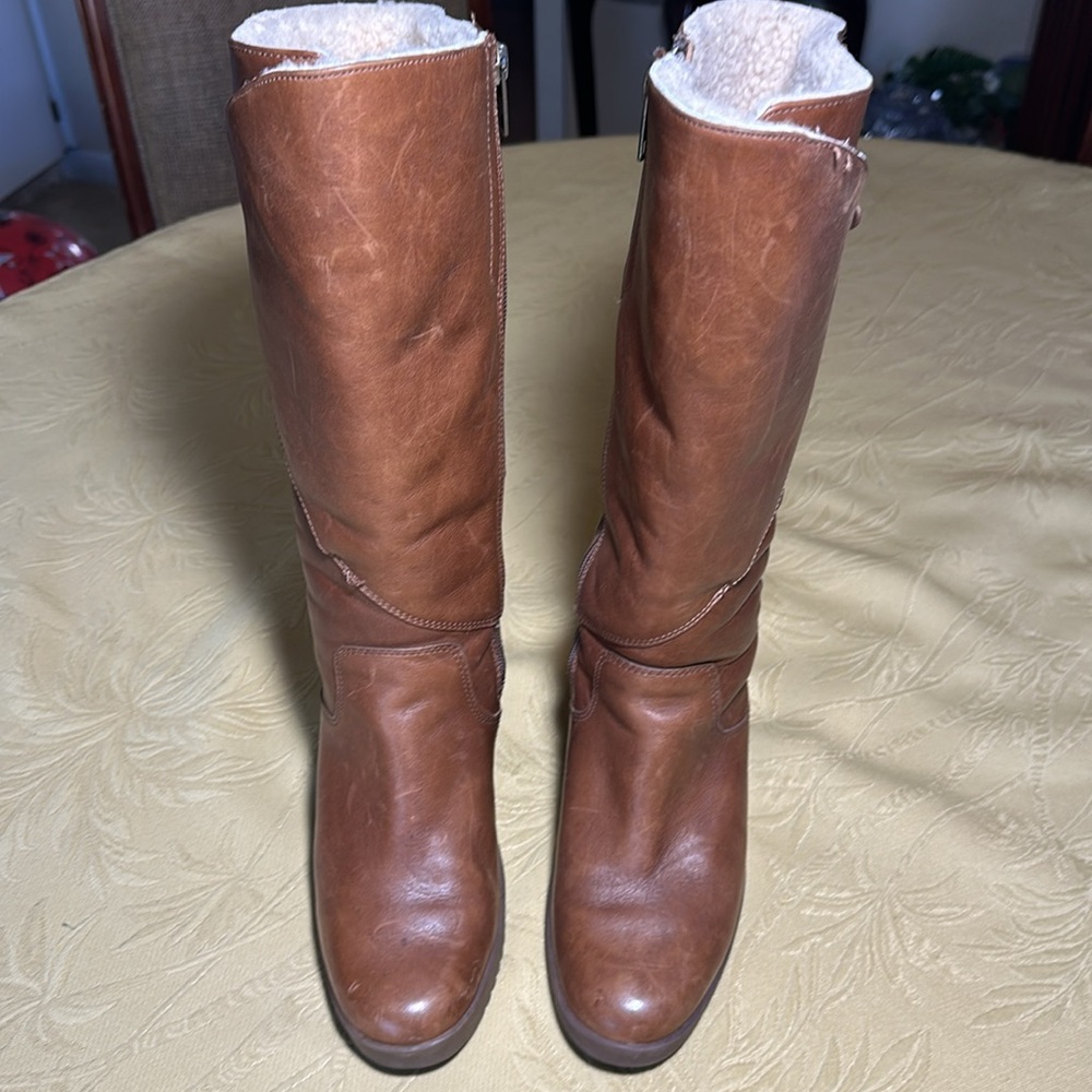 UGG Wedge Boot 
Size 6